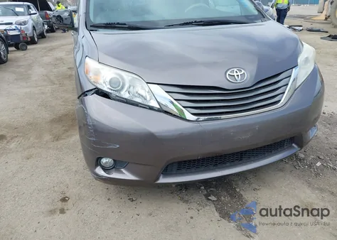 2013 Toyota Sienna Xle V6 8 Passenger z USA, uszkodzony, nr VIN 5TDYK3DC1DS353367